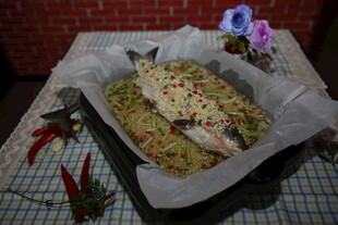 烤盘上的美味烤制食物