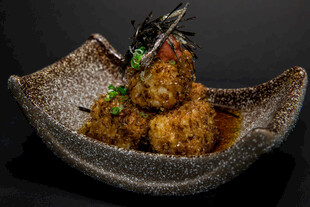 美味炸物盛于特色器皿中