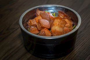 金属碗中的美味红烧鸡块