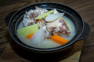 萝卜胡萝卜炖排骨砂锅汤