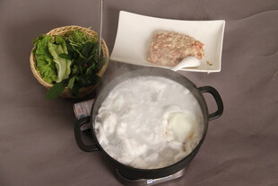 煮火锅食材准备场景