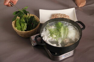 热气腾腾的火锅食材组合