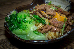 牛肉炒面配青菜