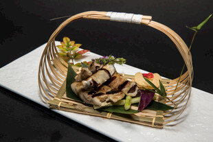 竹篮盛装的精致特色菜肴
