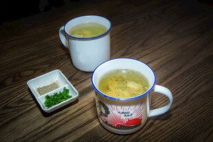 桌上两杯热茶及一小碟葱
