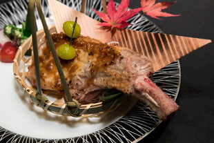日式摆盘的美味烤肉