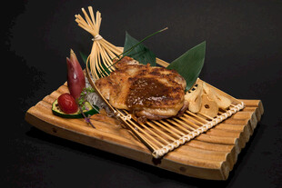 日式摆盘的精致烤肉料理