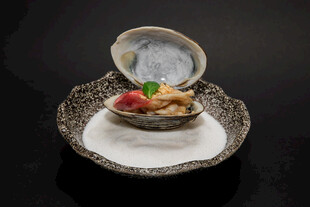 精致贝壳摆盘海鲜美食