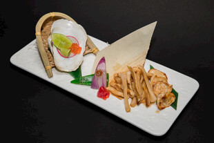 精致寿司拼盘与特色小食