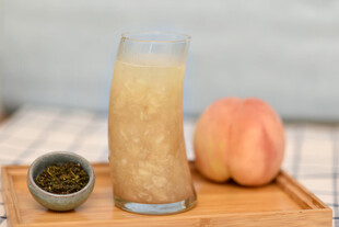 蜜桃茶饮与新鲜桃子展示