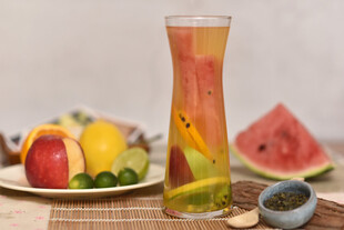缤纷水果茶与多样鲜果