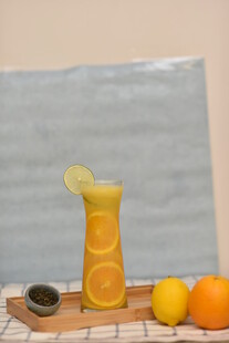 橙色果汁配鲜果装饰
