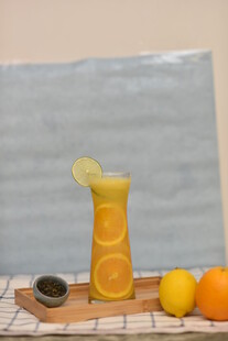 鲜榨橙汁搭配柠檬水果