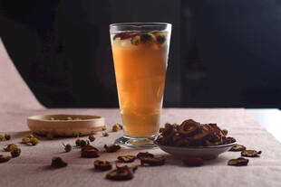 红枣茶特写 干果散落一旁