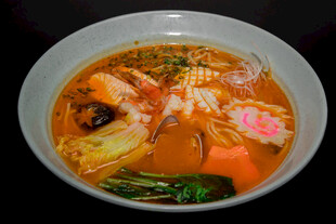 美味海鲜蔬菜汤面