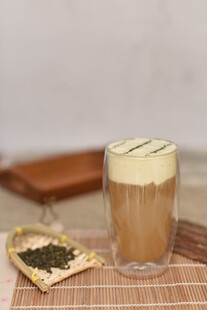抹茶奶盖茶饮 清新诱人