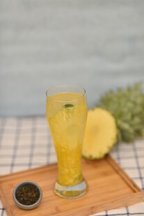 菠萝汁饮品搭配小碟蘸料