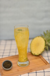 菠萝饮品配鲜果与香料