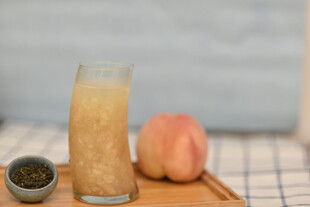 蜜桃茶饮与鲜果展示