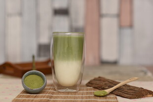 抹茶拿铁饮品与配料展示