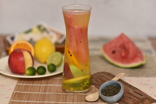 多彩果汁搭配新鲜水果