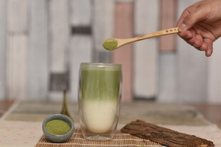 抹茶入杯瞬间的美妙画面