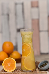 橙香饮品搭配新鲜橙子