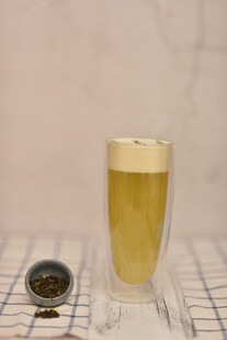 一杯金黄啤酒与一小碟香料