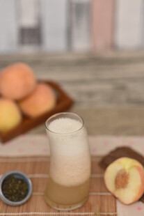 蜜桃特调饮品与新鲜蜜桃