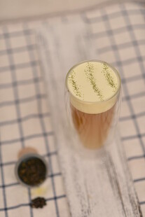 精致玻璃杯装的美味饮品