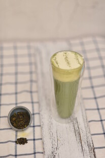 抹茶饮品与茶叶特写