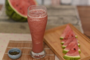 西瓜冰饮与切块西瓜拼盘