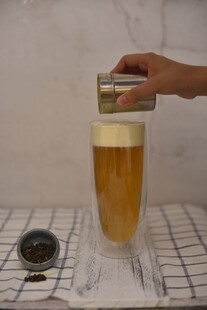 倒满啤酒的玻璃杯画面