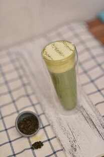 抹茶饮品置于格纹桌布上