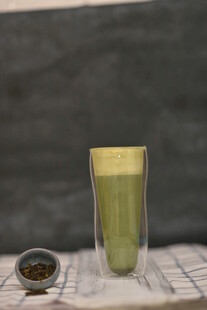 绿色饮品与茶叶特写