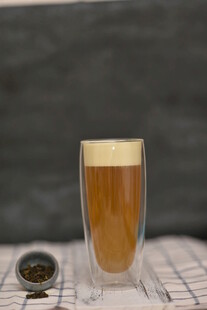 一杯满溢泡沫的精酿啤酒