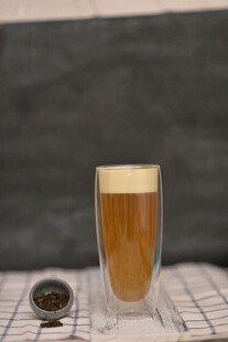 一杯分层的特色咖啡饮品