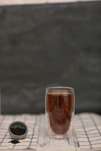 一杯热茶与茶具的惬意组合