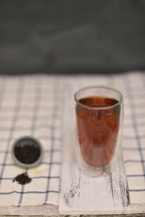 透明玻璃杯中的棕色液体