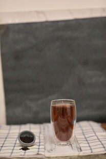 玻璃杯中的棕色饮品