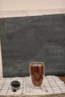 桌上的饮品与小物件