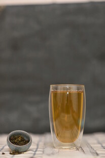 透明玻璃杯中装着黄色饮品