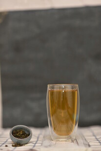 透明玻璃杯中装着黄色饮品