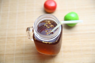 玻璃罐中的美味茶饮