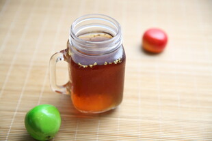 玻璃罐中的美味果茶