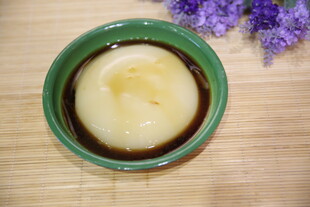 绿色碗装美味布丁