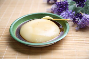 碗中美味布丁配紫色花饰