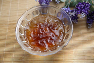 玻璃碗中的美味果酱