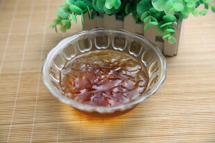 玻璃碗中的琥珀色果酱