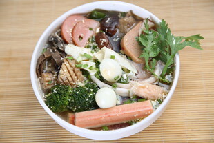 营养丰富的蔬菜肉类沙拉